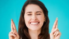 Die Finger zu kreuzen ist ein Ritual, das in vielen Ländern verwendet wird, um Glück ...