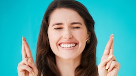 Die Finger zu kreuzen ist ein Ritual, das in vielen Ländern verwendet wird, um Glück ...