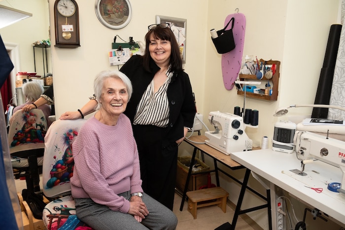 Auch Mutter Christa hilft mit ihren 78 Jahren noch gerne aus im Geschäft.