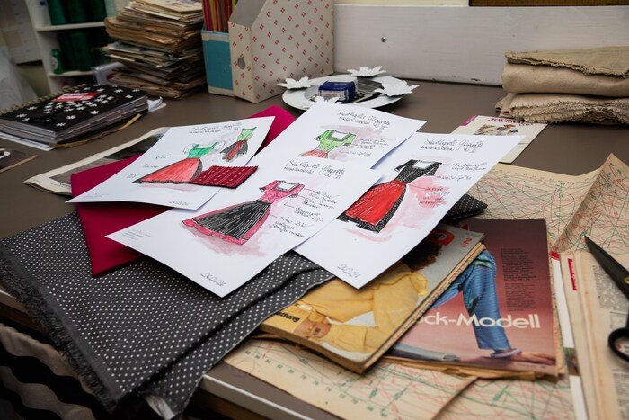 Die Schnittmuster für die neuen Dirndln liegen bereit.