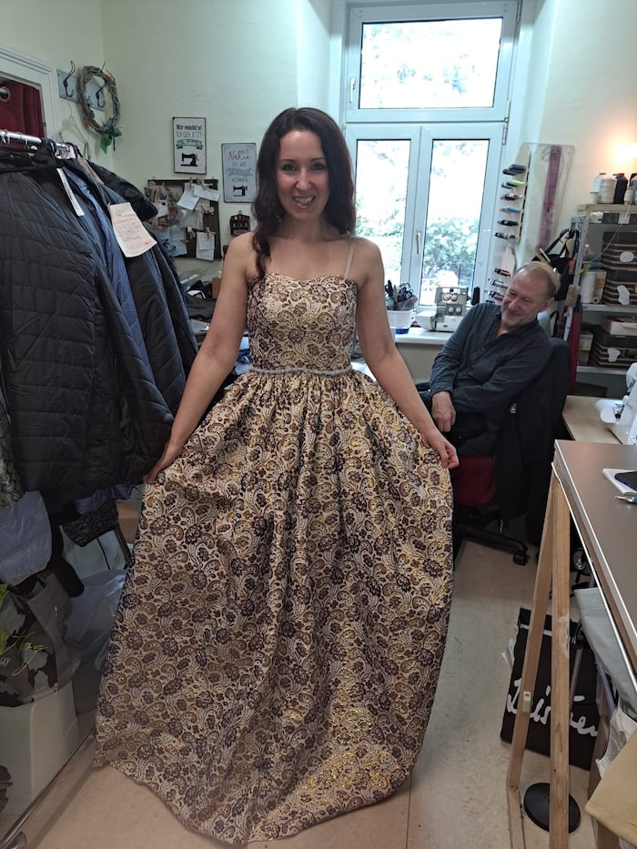 Die Sopranistin Ekaterina Doss-Hayetskaya mit ihrem Kleid bei der Anprobe in Gloggnitz ...