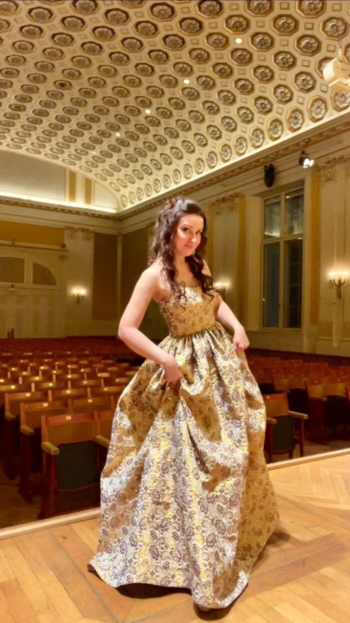 Ekaterina Doss-Hayetskaya mit Barbara Krenns Kreation auf der Bühne.