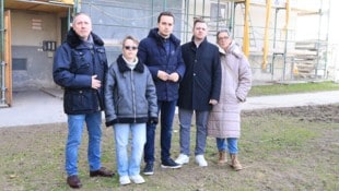 FPÖ-Wohnombudsmann Michael Niegl (li.) und FPÖ-Klubobmann Maximilian Krauss (3.v.li.) ...