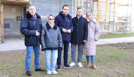 FPÖ-Wohnombudsmann Michael Niegl (li.) und FPÖ-Klubobmann Maximilian Krauss (3.v.li.) ...