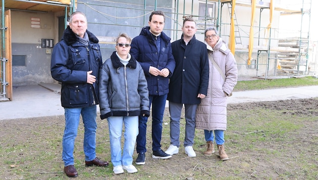 FPÖ-Wohnombudsmann Michael Niegl (li.) und FPÖ-Klubobmann Maximilian Krauss (3.v.li.) ...