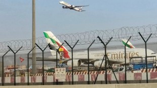 Um sich gegen Mangel an Zielflughäfen zu wappnen, habe Emirates in der Regel Treibstoff für fünf ...