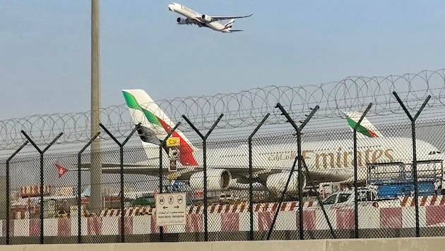 Um sich gegen Mangel an Zielflughäfen zu wappnen, habe Emirates in der Regel Treibstoff für fünf ...