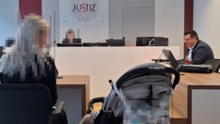 Die junge Mutter, vertreten von Anwalt Jochen Serenyi, kam mit dem Baby zum Prozess nach ...