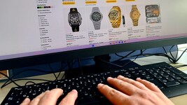 Mit gestohlenen Daten können dreiste Betrüger im Internet unter anderem teure Waren auf fremde ...