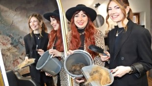 Verena und Paula (re.) sammeln Haare und tragen damit zur Reinigung der Weltmeere bei