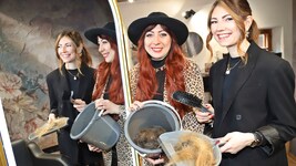 Verena und Paula (re.) sammeln Haare und tragen damit zur Reinigung der Weltmeere bei