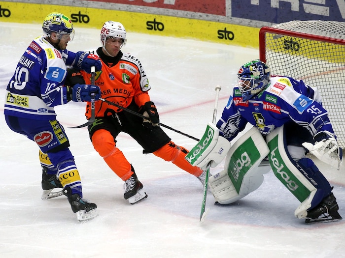 Die Kumpels Thomas Vallant (li.) und Lukas Haudum (Mi.) werden sich in der Serie nichts ...