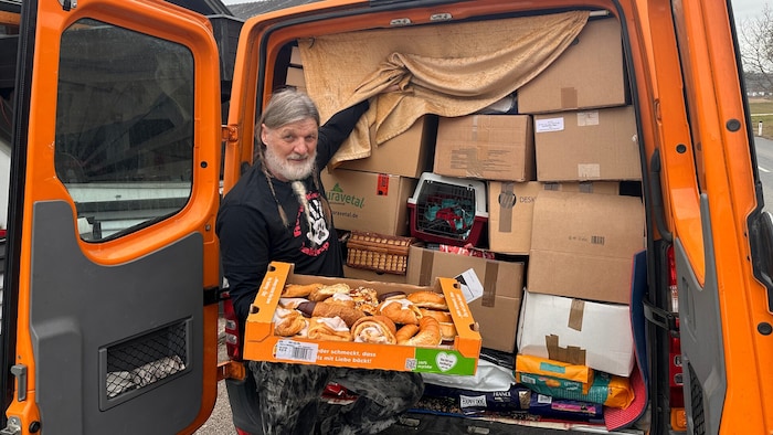 Mit einem prall gefüllten Lieferwagen voller Güter für den täglichen Bedarf war Tom Putzgruber ...