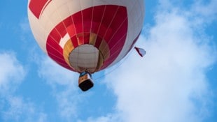 Die Tote sei die Pilotin, die den Ballon gesteuert habe, erklärte der Polizeisprecher. Sie habe ...