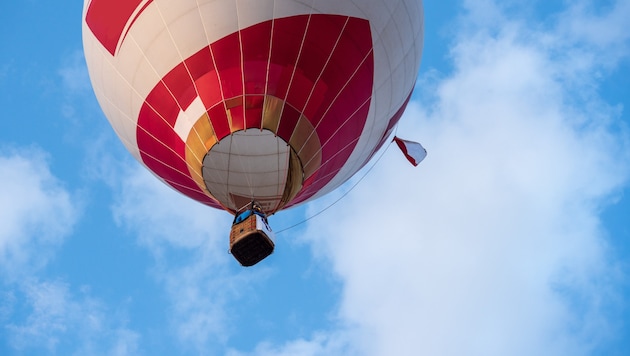 Die Tote sei die Pilotin, die den Ballon gesteuert habe, erklärte der Polizeisprecher. Sie habe ...