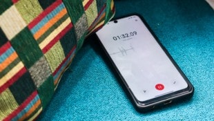 Die Mitschnitte, die den Vater belasten, brachten nicht diesen vor Gericht, sondern die Mutter, ...