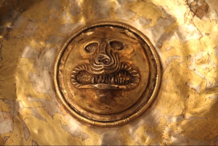 Geheimisvolle Ausstellungsstücke, wie dieses Gesicht in einem glänzenden Teller, werden zu ...