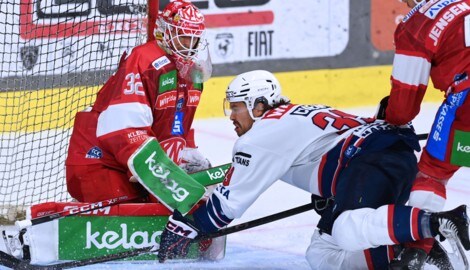 Erzwingt KAC-Goalie Sebastian Dahm einen Kniefall von Trevor Cheek?