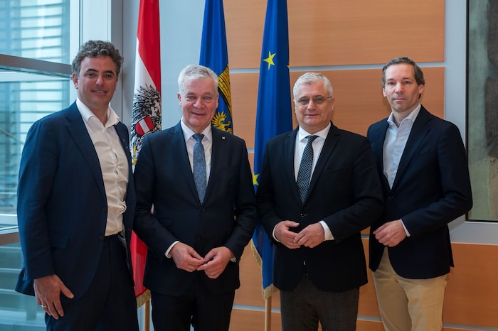 Mitte: Landesrat Anton Kasser (ÖVP) und Martin Antauer (FPÖ) mit Florian Hengl (li.) von der ÖGK ...