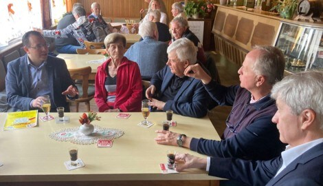 Eva Budschedl mit Gästen in ihrem Wirtshaus