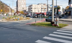 An dieser Kreuzung passierte der Unfall. Noch heute ist die Stelle baulich nicht entschärft.