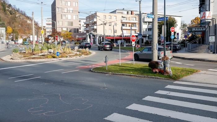 Kreidezeichen und das symbolische weiße Radl am Unfallort bei der Eder-Kreuzung.