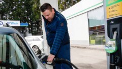 Dragoslav Jankovic hat vor dem Tanken in der Stadt Salzburg die Preise verglichen.