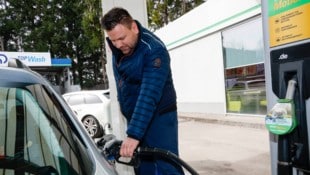 Dragoslav Jankovic hat vor dem Tanken in der Stadt Salzburg die Preise verglichen.