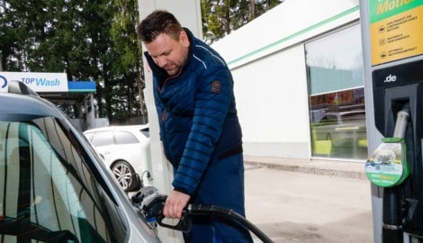 Dragoslav Jankovic hat vor dem Tanken in der Stadt Salzburg die Preise verglichen.