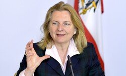 Kneissl war zwischen 2017 und 2019 von der FPÖ nominierte Außenministerin. 2023 übersiedelte sie ...