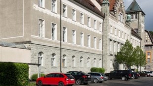 Während sich ältere Burschen vor dem Landesgericht für Körperverletzung, Diebstahl oder ...