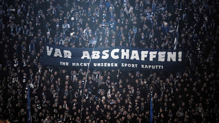 Hertha-Fans protestierten im Februar im DFB-Pokal gegen den VAR – nun bescherte der Videoschiri ...