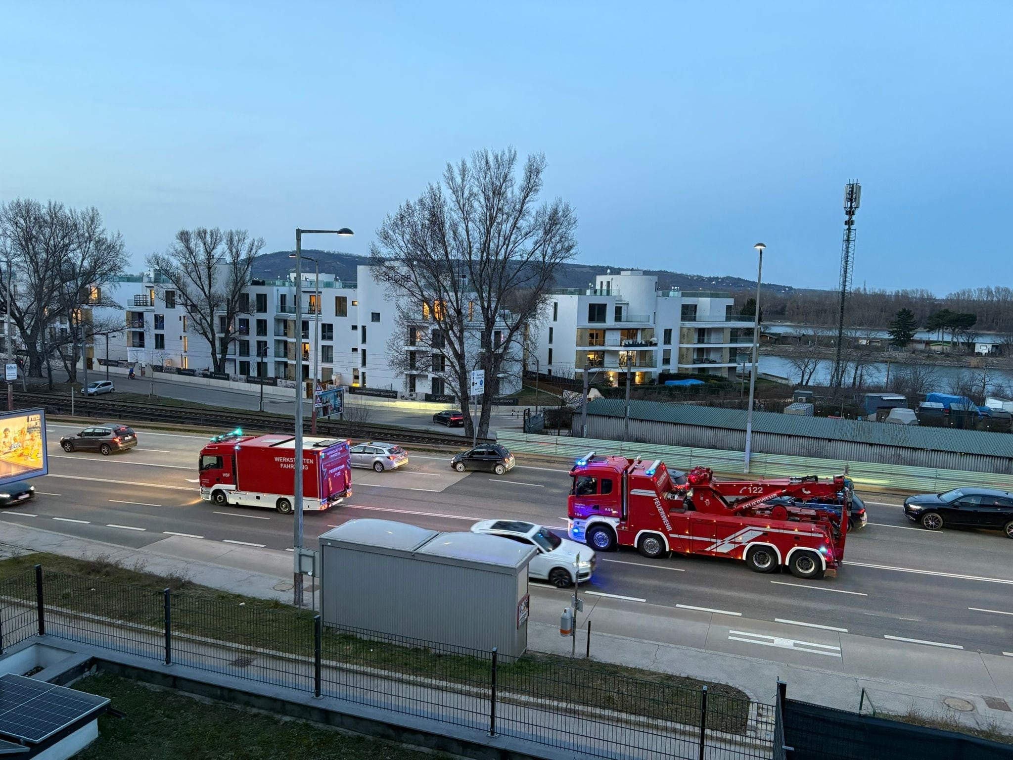 Zahlreiche Einsatzkräfte sind auf dem Weg zum Unfallort.