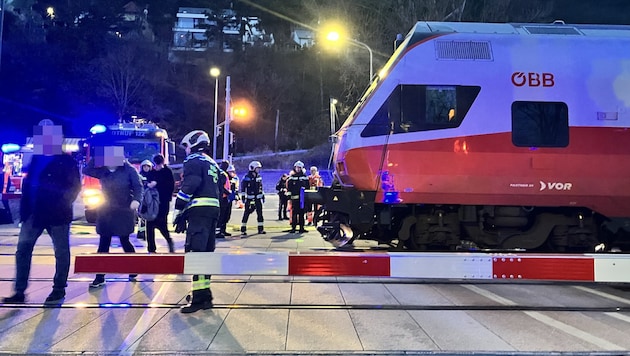 Apparently, a defective traffic light system caused the accident – hundreds of passengers had to ...