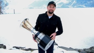 Will den Pokal im Frühjahr wieder in Zell aufstellen: Eisbären-Geschäftsführer Patrick Schwarz.
