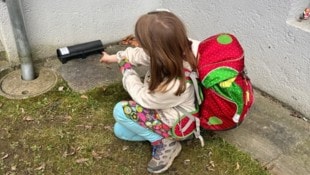 Die Rattenköder wurden mitten in der Siedlung ausgelegt – frei zugänglich, wie dieses Mädchen ...