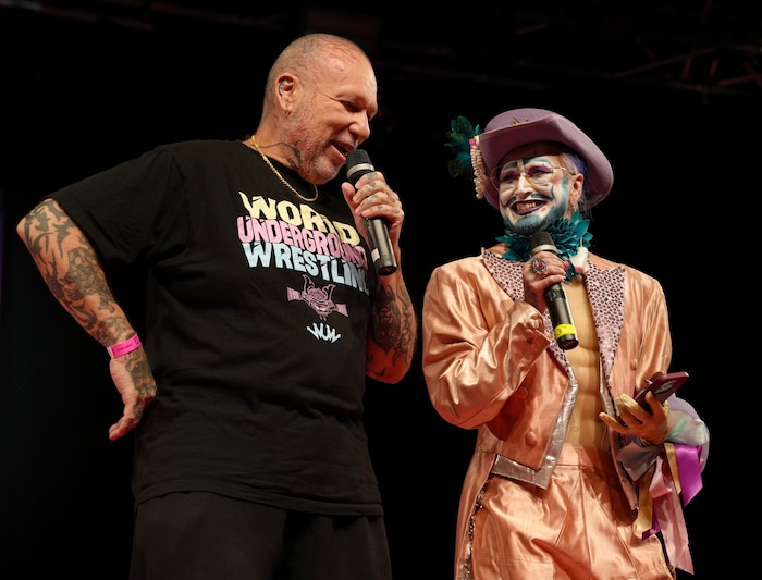 WUW-Ligachef Humungus und Drag-Szenegröße „Eric BigClit“ führten durch den Abend.