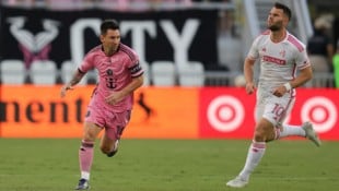 Eduard Löwen (r.) im Zweikampf mit Duell Lionel Messi