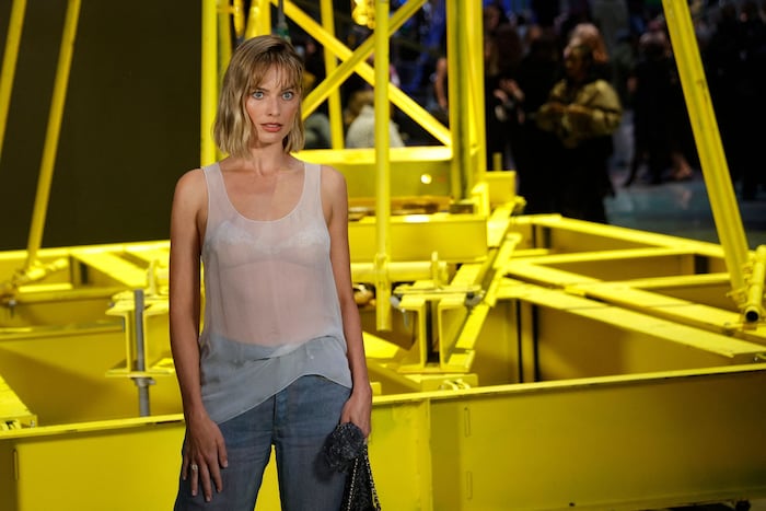 Margot Robbie präsentierte in Paris ihren neuen Bob-Haarschnitt samt Pony!