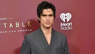 Charles Melton veröffentlichte auf Instagram Fotos seines Nachwuchses.