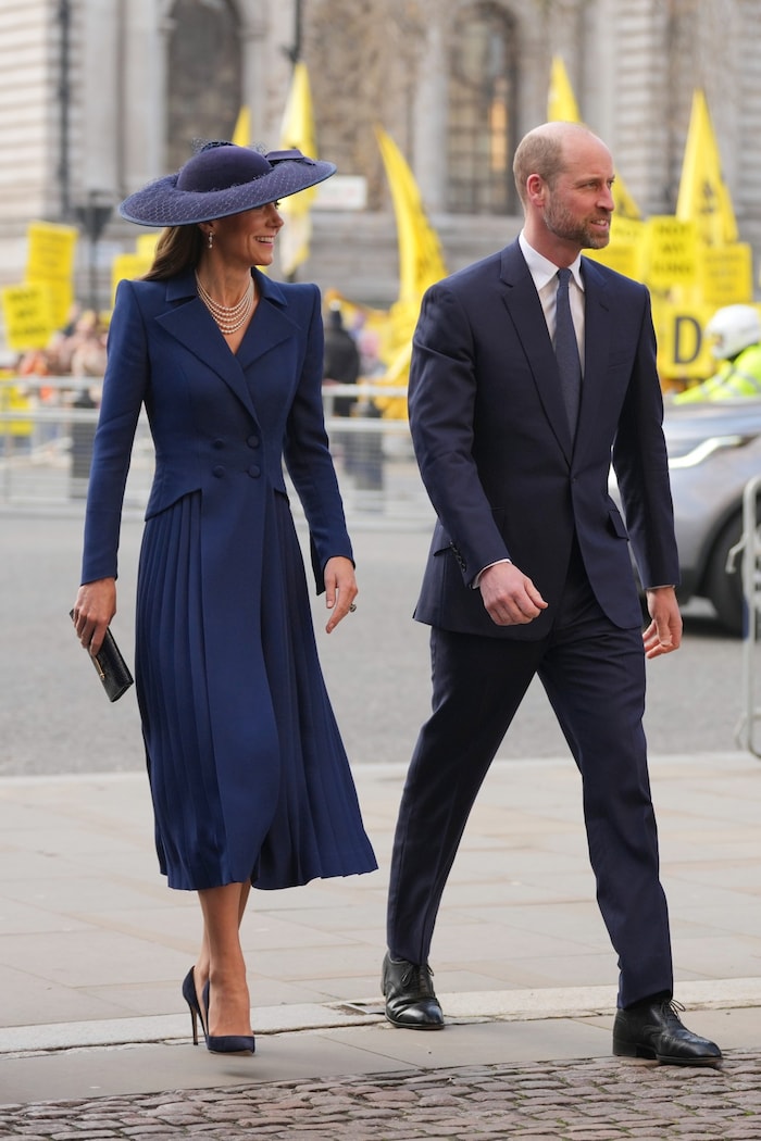 Prinzessin Kate trug ein Mantelkleid von Catherine Walker in royalem Blau.