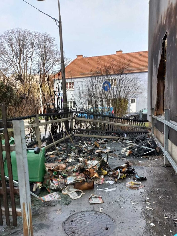 Nach dem Brand bleibt ein verwüsteter Platz zurück. Die Fassade des Hauses weist bereits massive ...