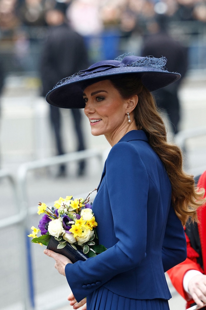 Ihre Mähne glänzte bernsteinfarben und fiel ihr in großen Locken über den Rücken.