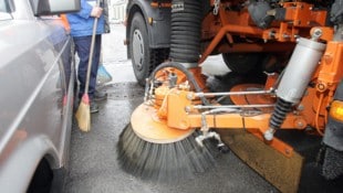 Sicherheit geht vor: Mit den Nasskehrarbeiten des NÖ Straßendienstes im Gebiet der ...