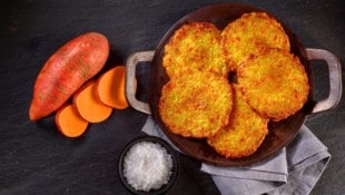 Als Beilage zu den Puffern passt entweder ein Joghurt-Rahm-Dip mit Kräutern oder aber ein ...