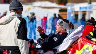 ÖSV-Talent Leonie Zegg stürzte in Val di Fassa schwer und musste mit einer Trage abtransportiert ...