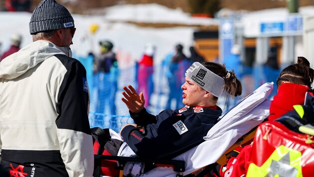 ÖSV-Talent Leonie Zegg stürzte in Val di Fassa schwer und musste mit einer Trage abtransportiert ...