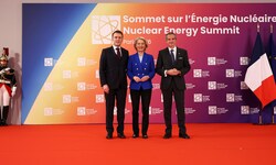 Rafael Grossi (r.), Chef der Internationalen Atomenergie-Organisation, Ursula von der Leyen und ...