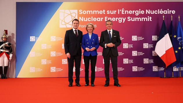 Rafael Grossi (r.), Chef der Internationalen Atomenergie-Organisation, Ursula von der Leyen und ...