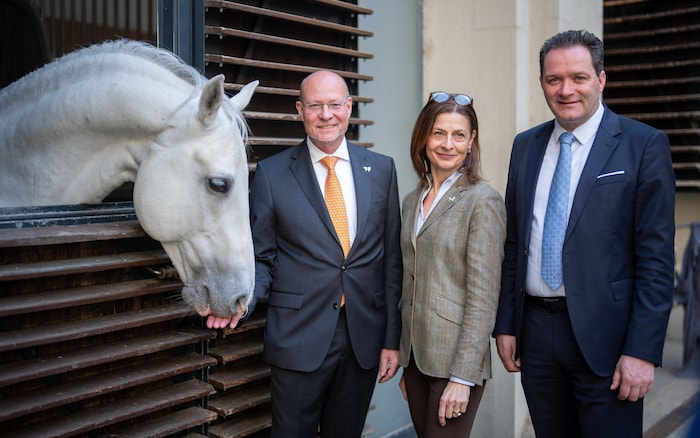 Der Aufsichtsratsvorsitzende der Spanischen Hofreitschule, Michael Enzinger, die neue Chefin der ...